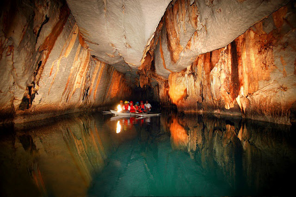 rio subterráneo en Sabang, Isla de Palawang, Filipinas