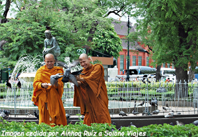 Monjes fuera del templo