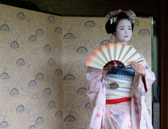 Opinión de Monica del viaje a Japón: Geisha actuando